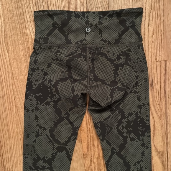 Lululemon Wunder Under Crop - Ziggy Snake Fatigue Green Gator - Size 2 - Picture 5 of 7